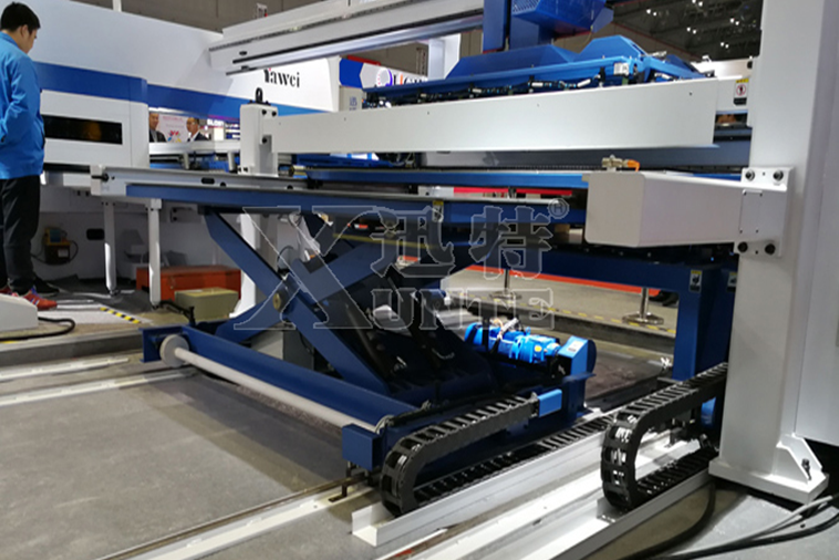 配合激光切割機(jī)用行走式液壓升降機(jī)